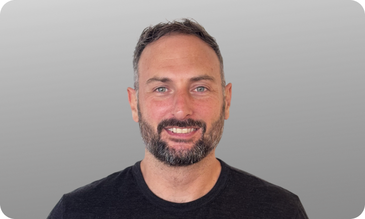 Headshot of Niko Pavlou on a grey background
